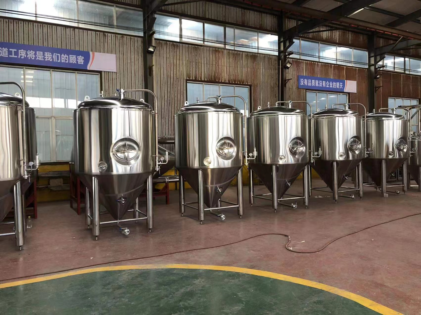 Zweitausend-Liter Edelstahl-Tank für Gärung und Lagerung