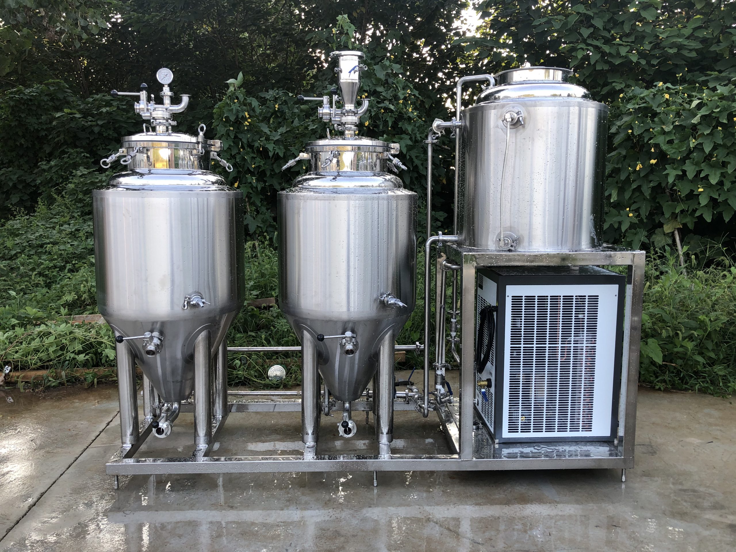 Plug-and-Play-Set aus zwei 200-Liter ZKG-Tanks mit angeschlossener Kälteanlage