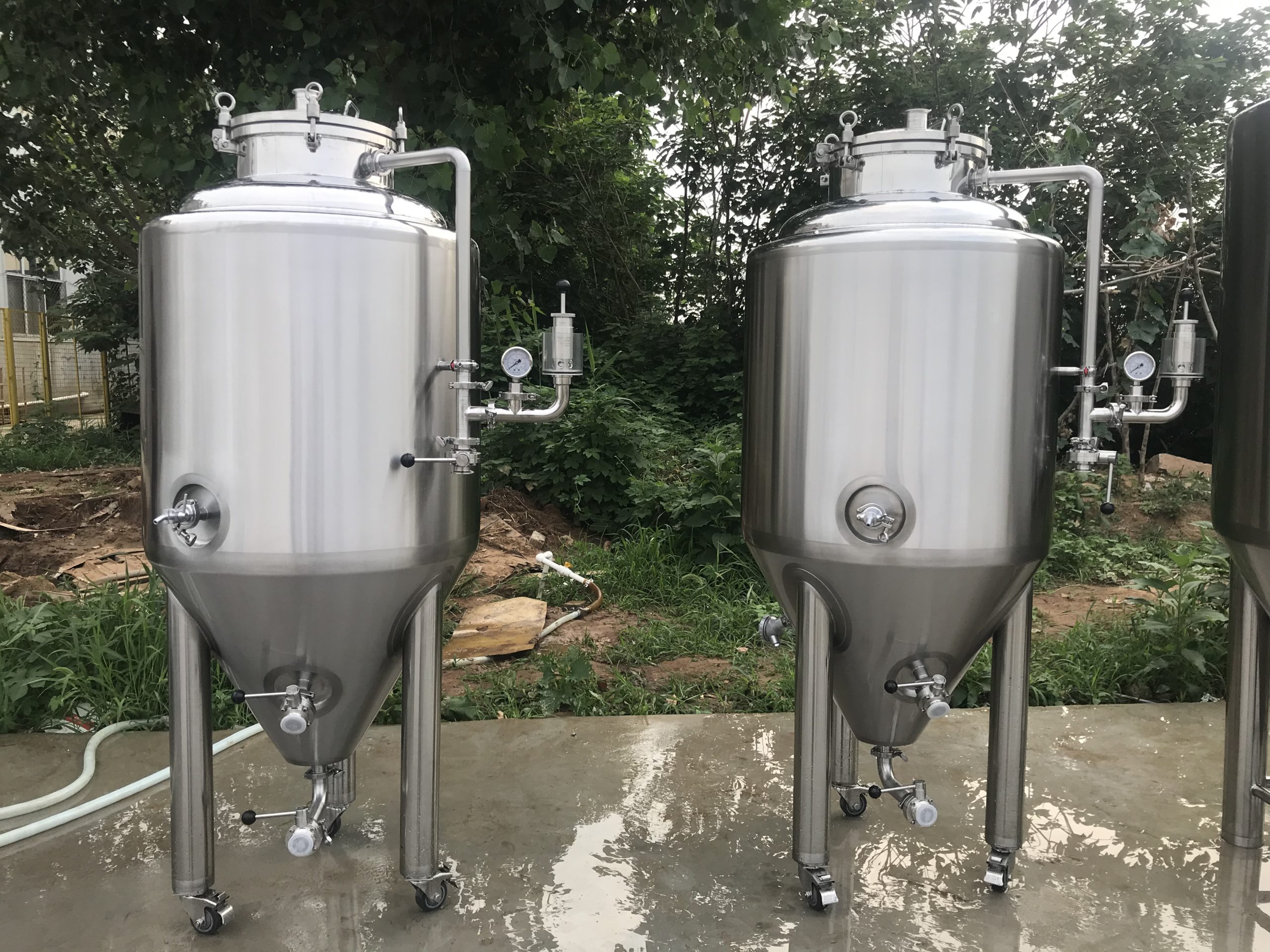 200-Liter Zylindrokonischer Gärtank aus Edelstahl AISI 304 mit seitlichem Mannloch